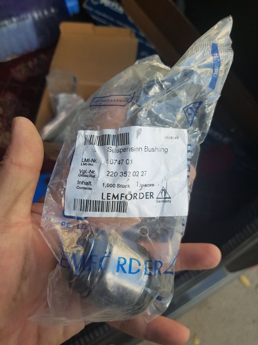 Плавуюший сайлентблок на 124 мерс Lemforder