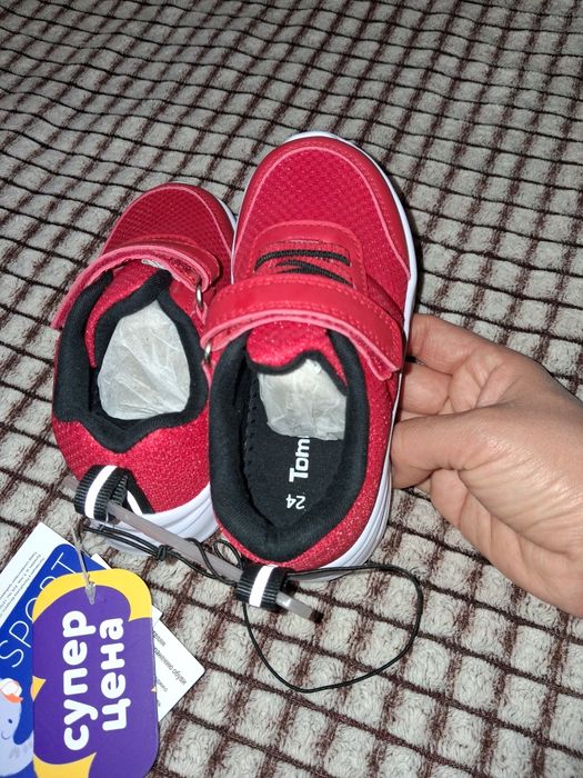 Кроссовки новые 24