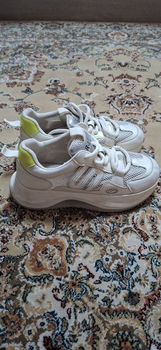 Продам женские кроссовки