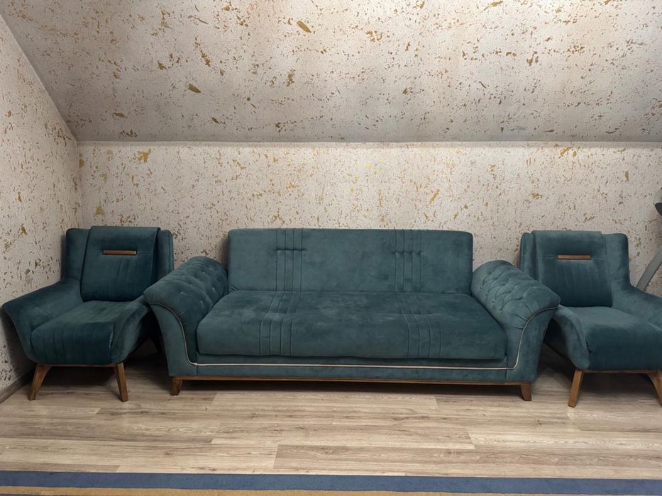 Очень красивый Диван для зала. Есть подушки