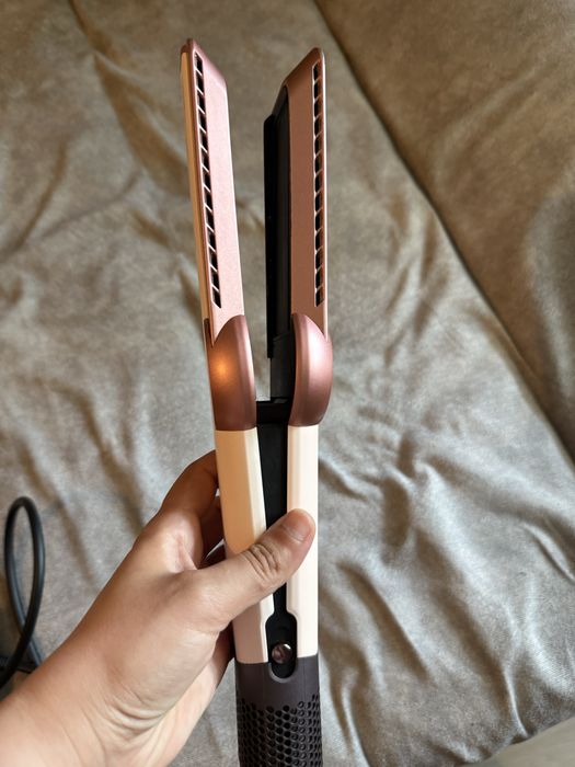 Aparat de îndreptat părul Dyson Airstrait™ (Ceramic Pink/Rose Gold)