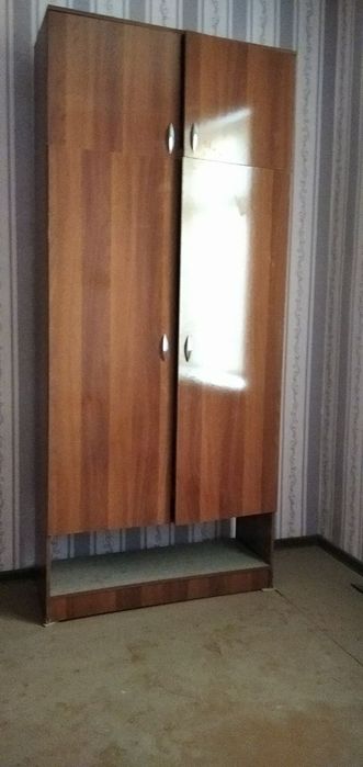 Прочный шкаф для одежы высокий прочный не сломанный