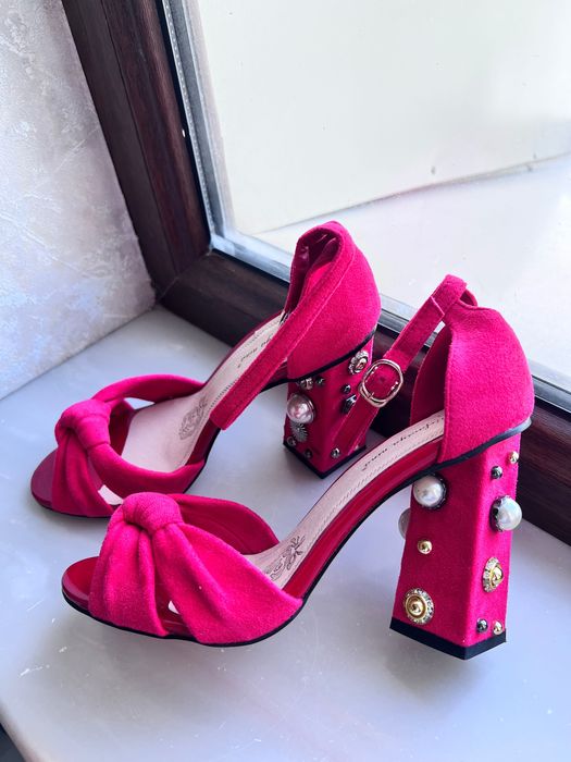 красные босоножки