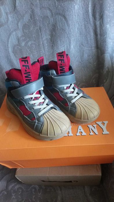 Кроссовки детские .