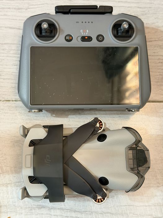 DJI Mini 4 Pro Fly More Combo ca nouă