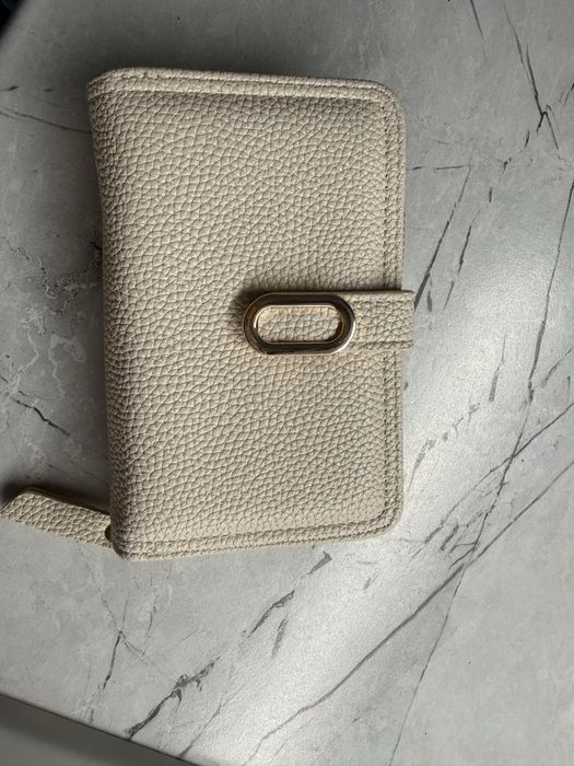 Портмоне в бежов цвят