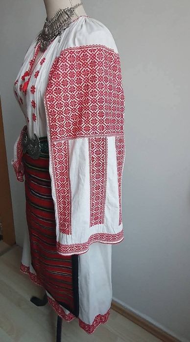 REDUCERE PRET 25%! Costum popular (ie/camasa cu poale, sorturi/catrint