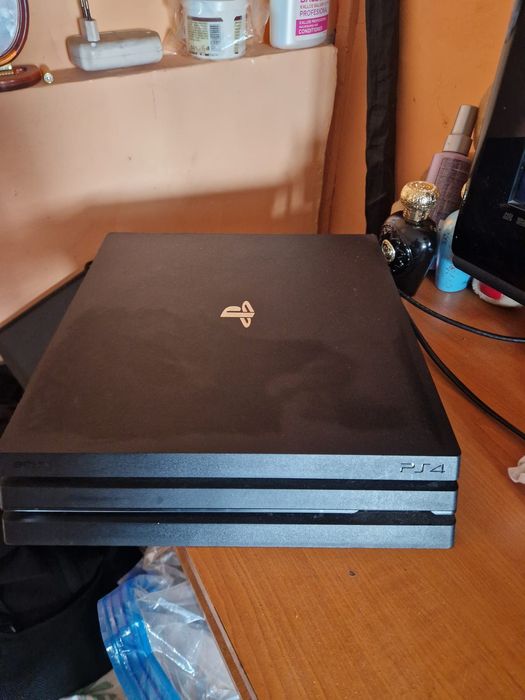 PS 4 pro + 9 jocuri stare buna urgent