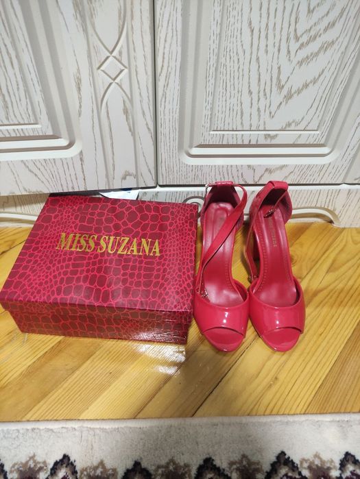 Босоножки с каблуком