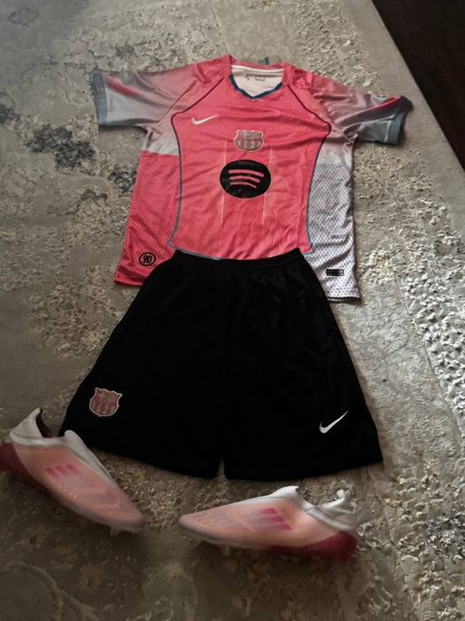 Розовая форма Барселоны (от фанатов))