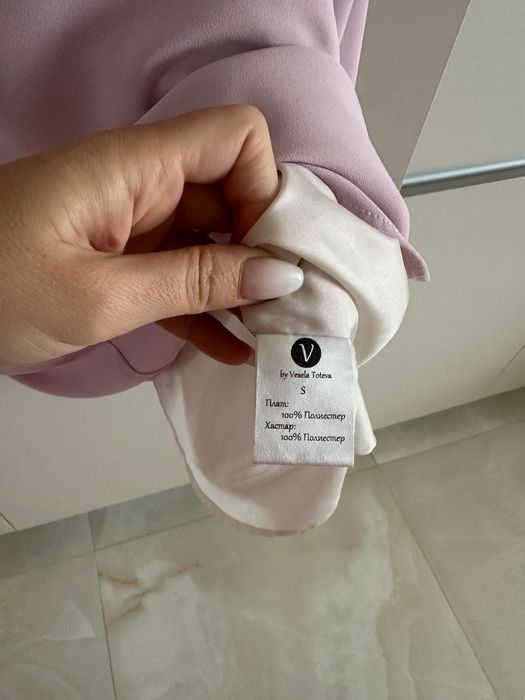 Рокля Pearl на българския бранд vincit в нежно розово