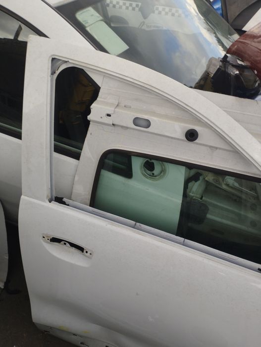 Ușa stânga ușor atinsă Dacia doker