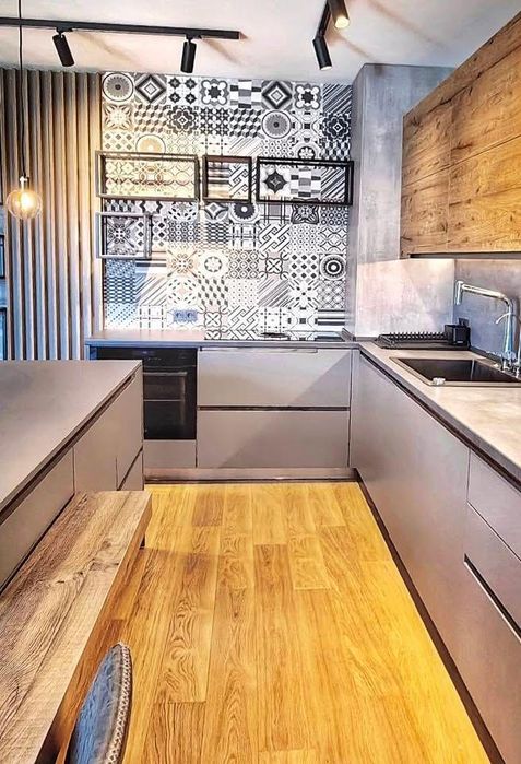 Дава се под наем Тристаен апартамент в Пловдив, Център - 126 кв.м за 997.05 € - Снимка #1