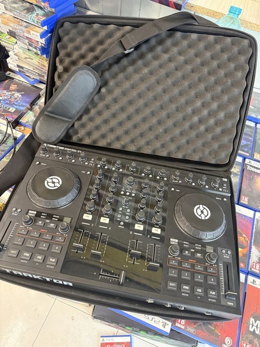 Traktor Kontrol S4 Native Instruments controller DJ impecabil cu husa