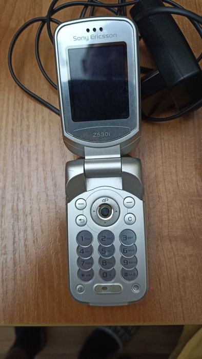 телефон Sony Ericsson Z530i