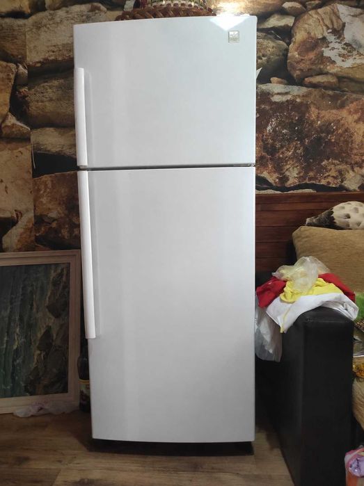 Голям хладилник с фризер