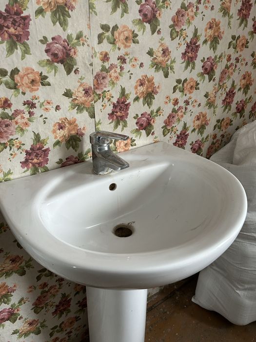 Раковина с краном