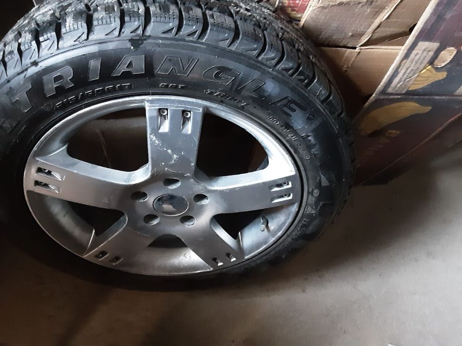 Автошина с дисками в хорошем состоянии
