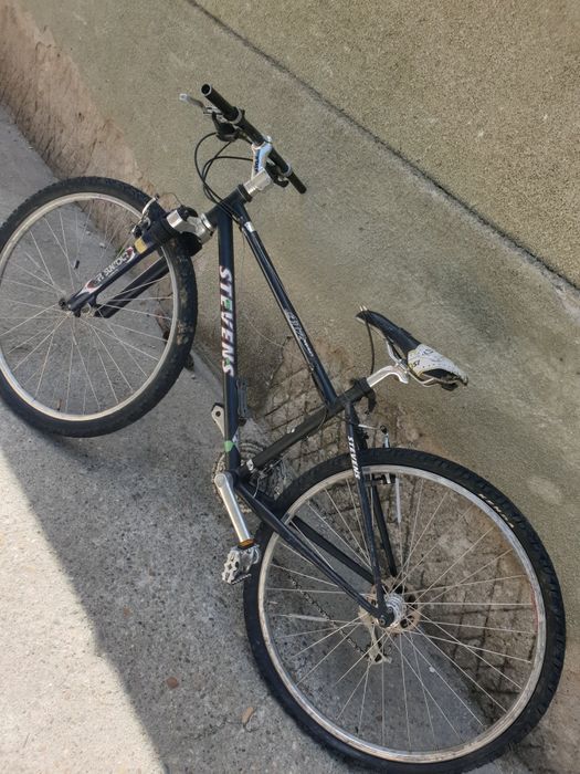 Bicicleta steven roata este spartă spate