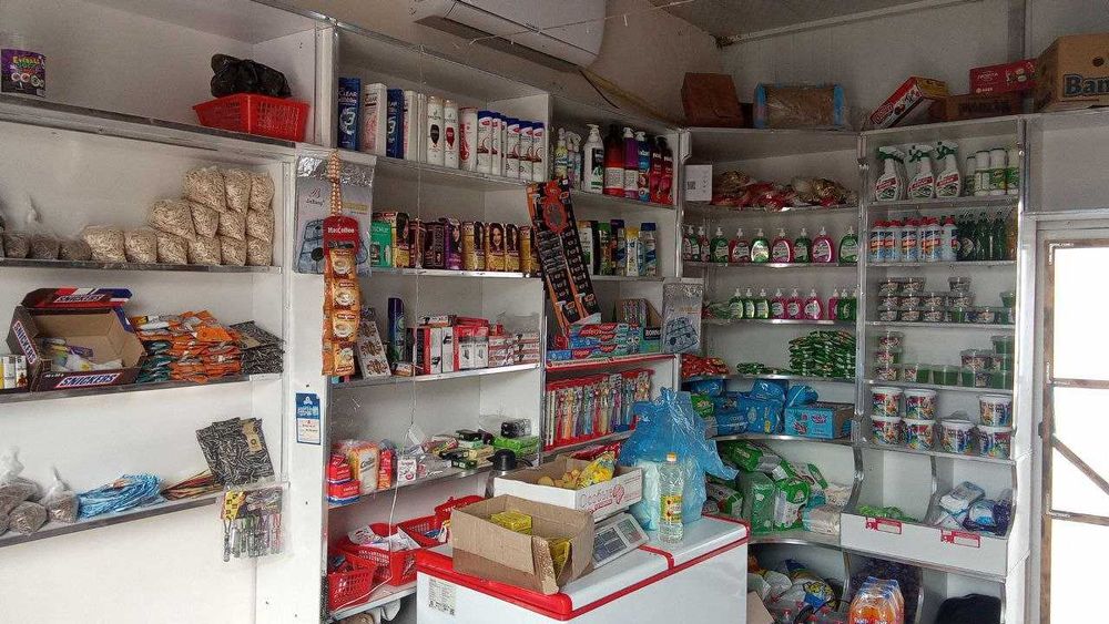 Дўкон учун мебеллар сотилади.