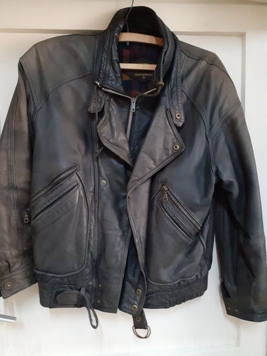 Vând scurtă de piele