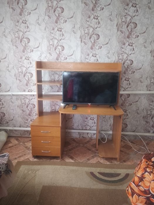 Продам компьютерный стол. Состояние отличное