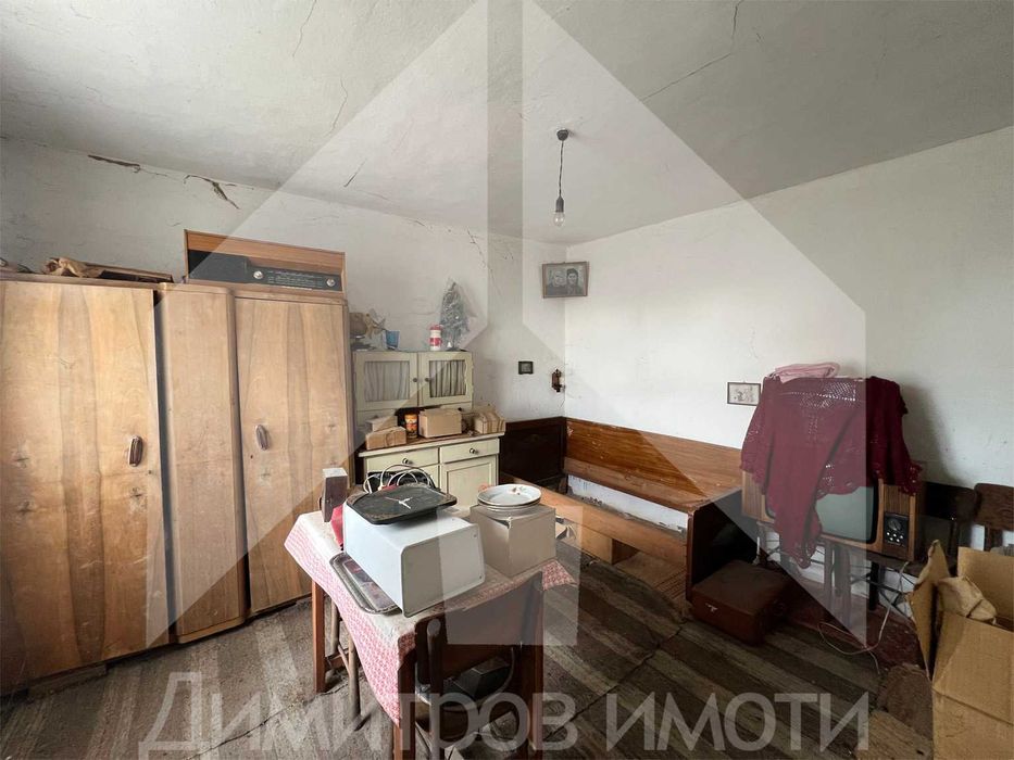 Продаваме самостоятелна тухлена къща в гр. Плиска с двор 1 дка и ГАРАЖ