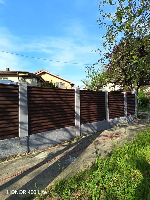 Garduri si porti din panouri stil jaluzele, sipca metalica, tabla cutata, plasa bordurata, fier forjat, BCA sau beton si alte modele disponibile