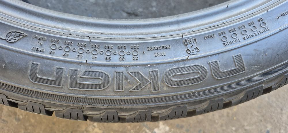 4 anvelope iarna Nokian 275/40/21.Pretul este pe bucata.