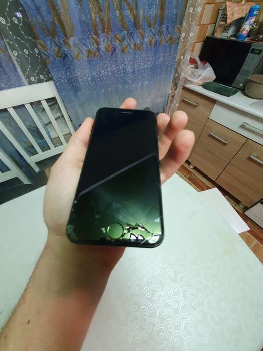 Продам iPhone 7 {32Gb}