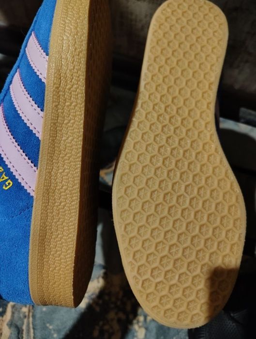 Продаю кроссовки оригинал адидас