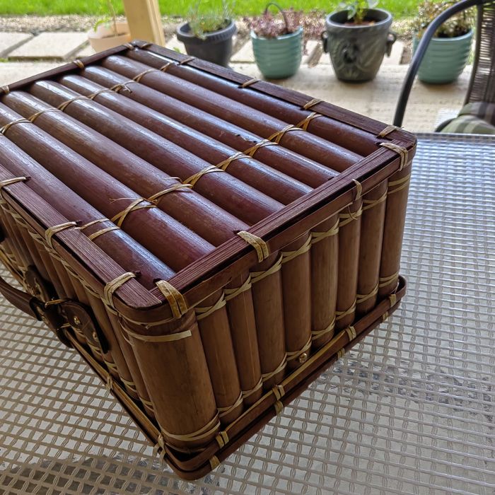 Cos picnic din bambus pentru doua persoane.