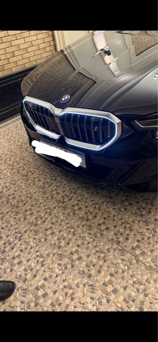 Obrisofka BMW  i5 yengi yechilgan sarapinasi yoq chetlari yonadi