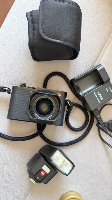 Leica Q3 in very good condition with Flash