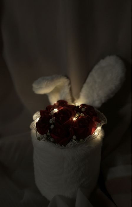 Пухкаво зайче - букет със сатенени рози