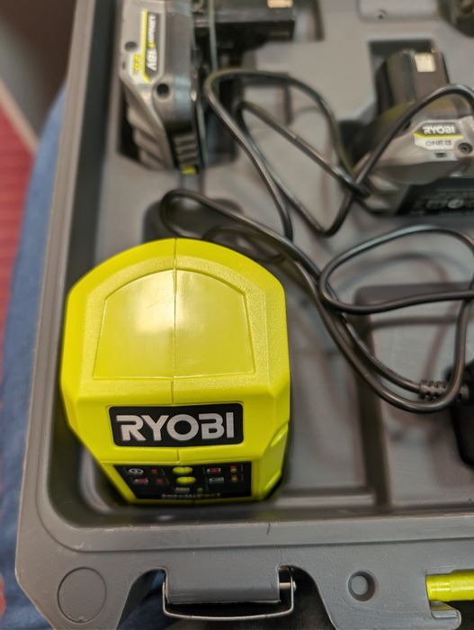 Mașină de găurit/înșurubat cu 2  acumulator + incarator RYOBI RPD18C1-