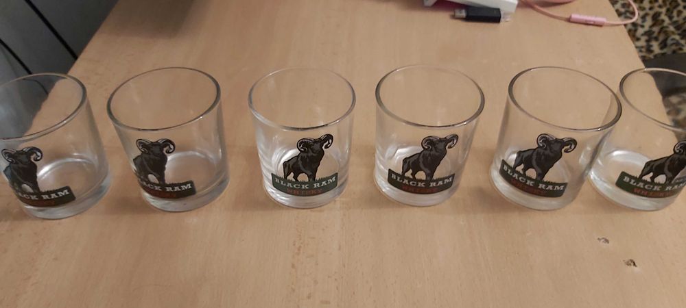 Продавам 6 броя чаши с надпис блек рам уиски