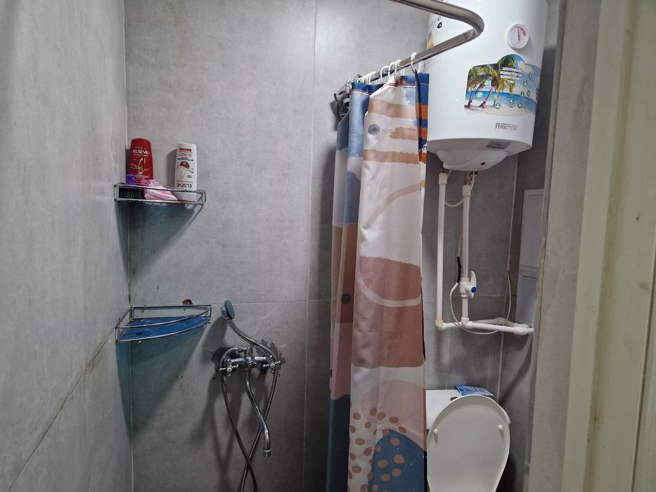 Салом чирчик петинустут йондо 1хонали  квартира сотлади