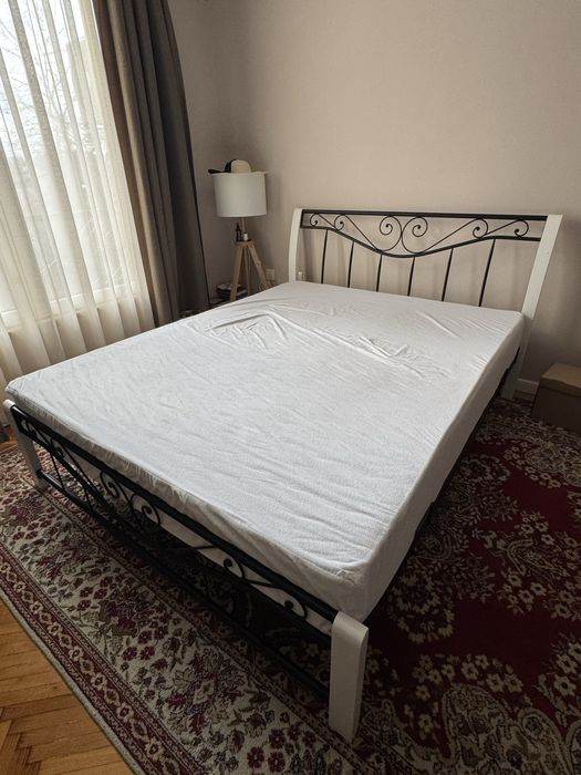 Двойно легло с матрак 160см в идеално състояние