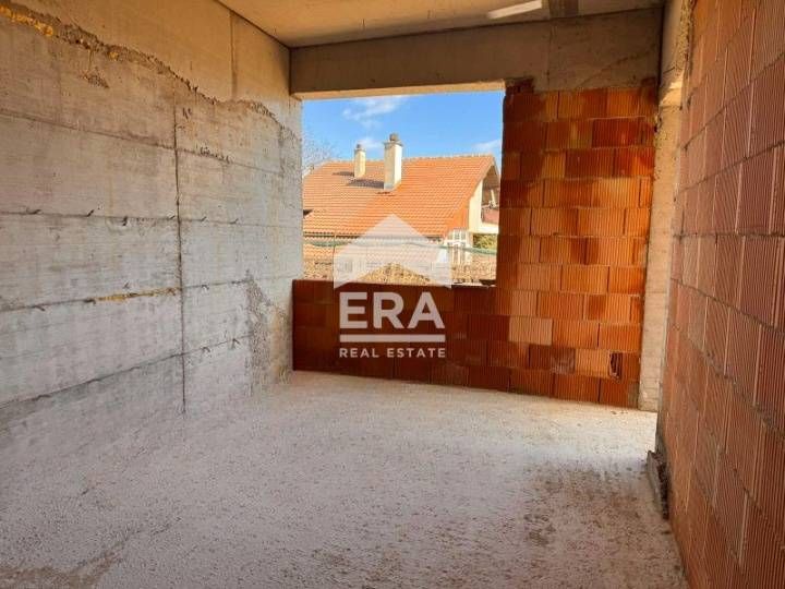 ЕКСКЛУЗИВНО! Двуетажна къща с двоен гараж, на етап пред Акт 14, в с. Д