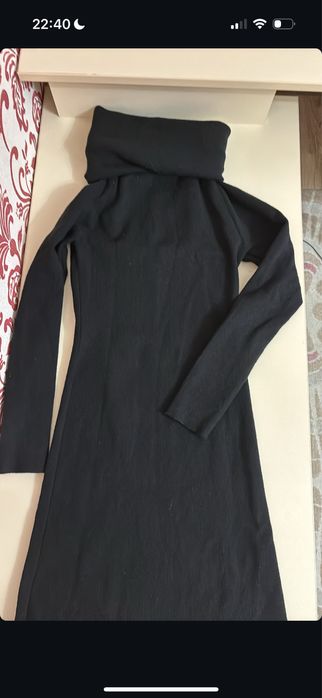 Продам длинное черное платье со спущеными плечами