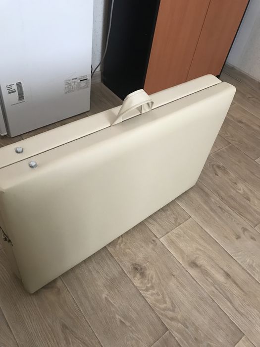 Продам кушетку.