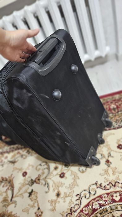 Продам чемодан на колесах