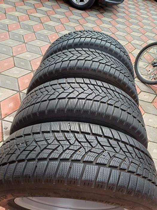 Vând 4 anvelope de iarna 225 65 r17 DUNLOP aproape noi