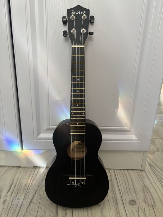 Продам укулеле Terris