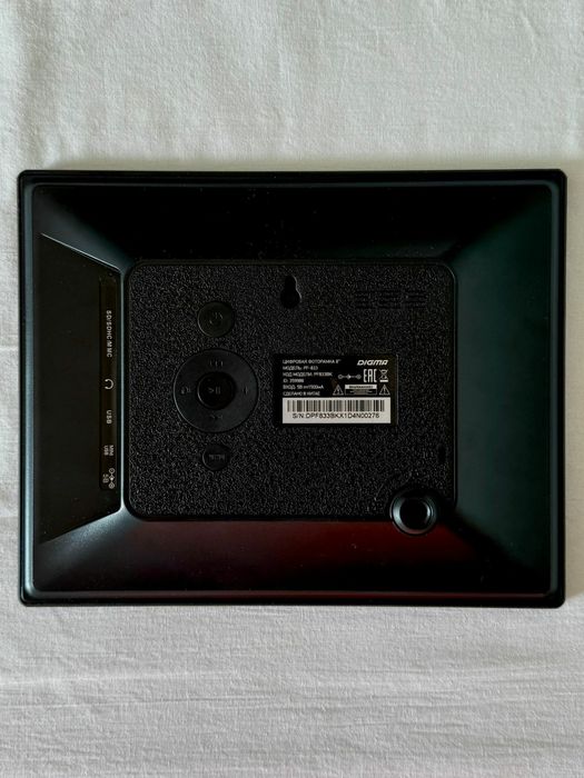 Цифровая фоторамка Digma PF-833
