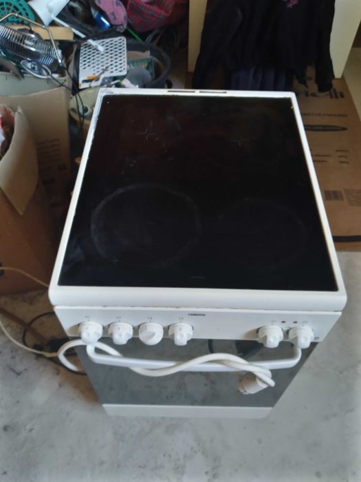 Продавам готварска печка ZANUSSI zcv560mw