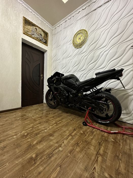 Yamaha R1 1000cc