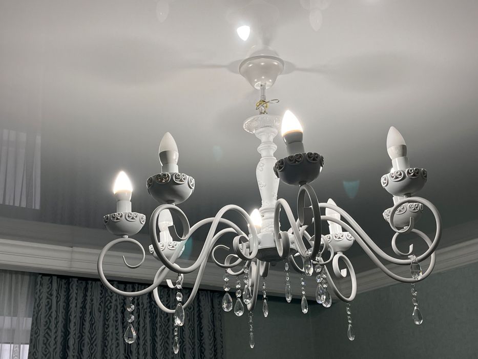 Продам люстру в белом цвете