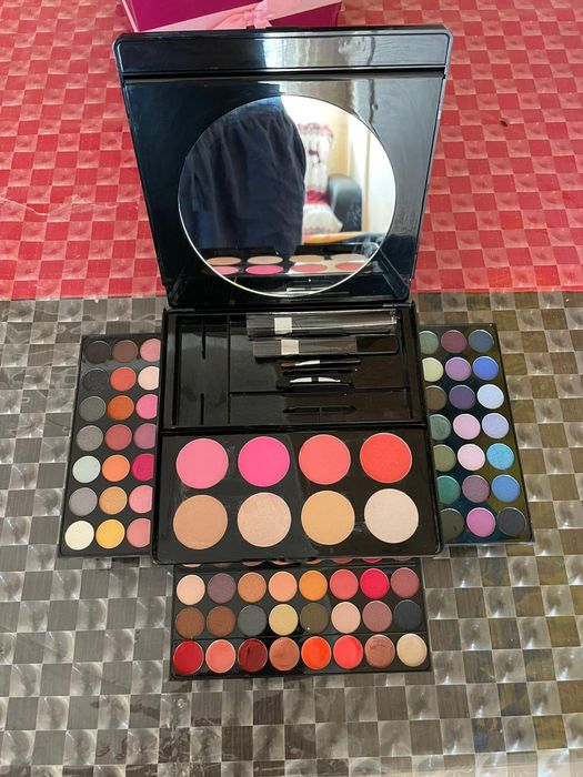 Set machiaj si perie de par electrica